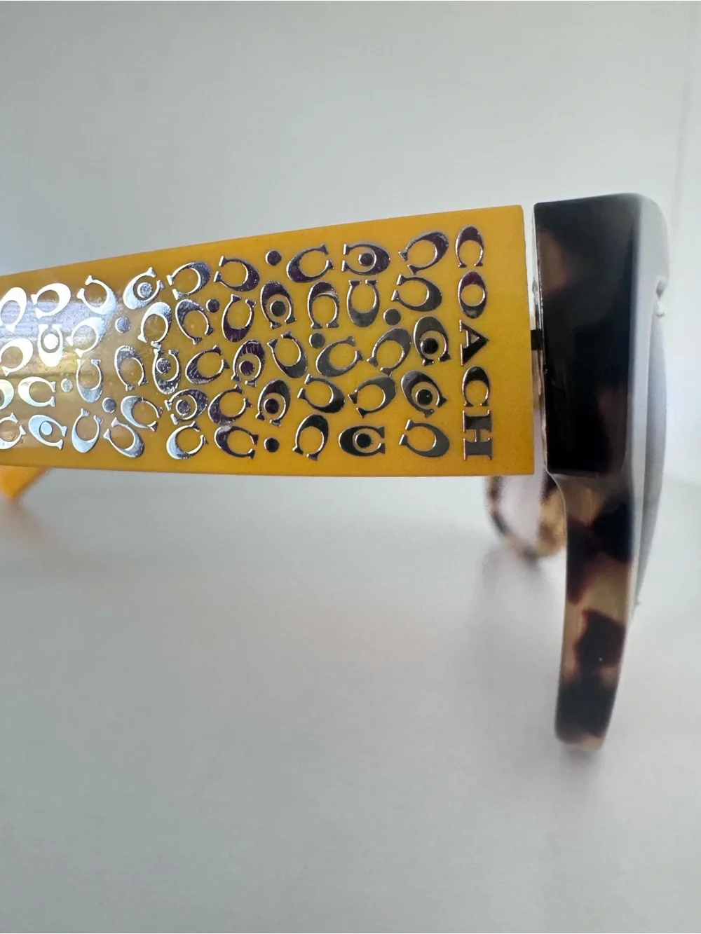 COACH Signature Spray Sunglasses Tortoiseshell Frame Yellow EUC 185 Retail